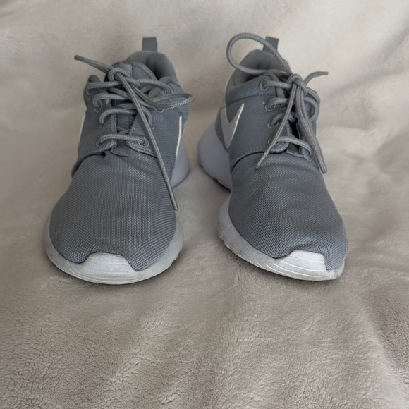 Nike Light Gray Sneakers with White Logo - Picture 3 of 10